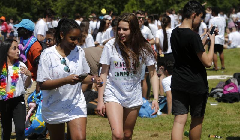 Decenas de jóvenes se citaron en el parque de Purificación Tomás para disfrutar de la jornada festiva en Oviedo