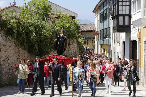 La imagen de Santa Rita procesionó en Llanes arropada por quinientos fieles. 