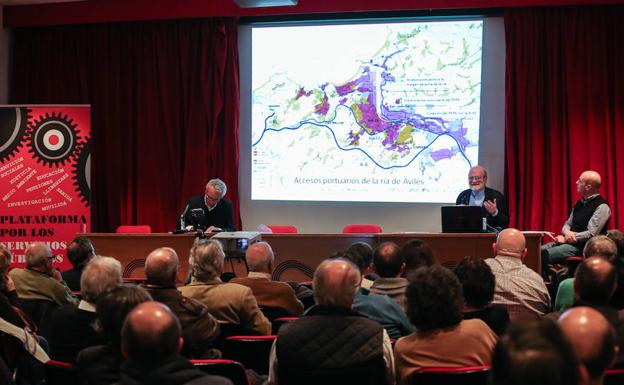 Los arquitectos Enrique y Marcos Balbín, derecha, en un debate sobre el acceso al Puerto. 
