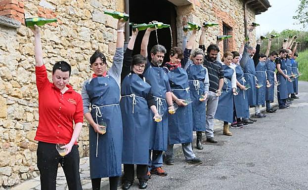Susana Ovín, en primer término, escancia junto a sus alumnos. :