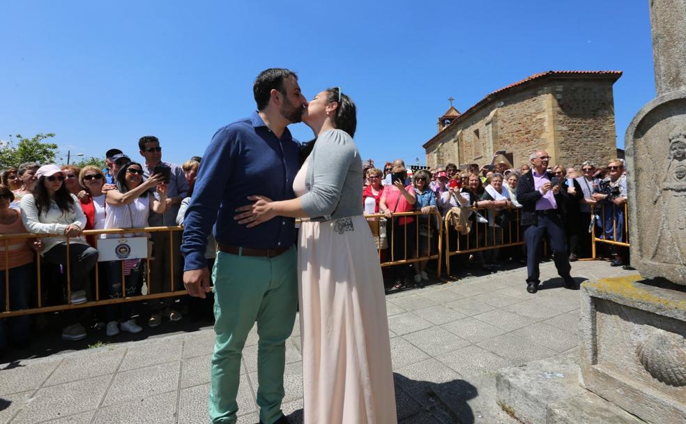 Daniel González y Sonia Castrillón se dieron ayer 155 besos en la ermita de La Luz. 