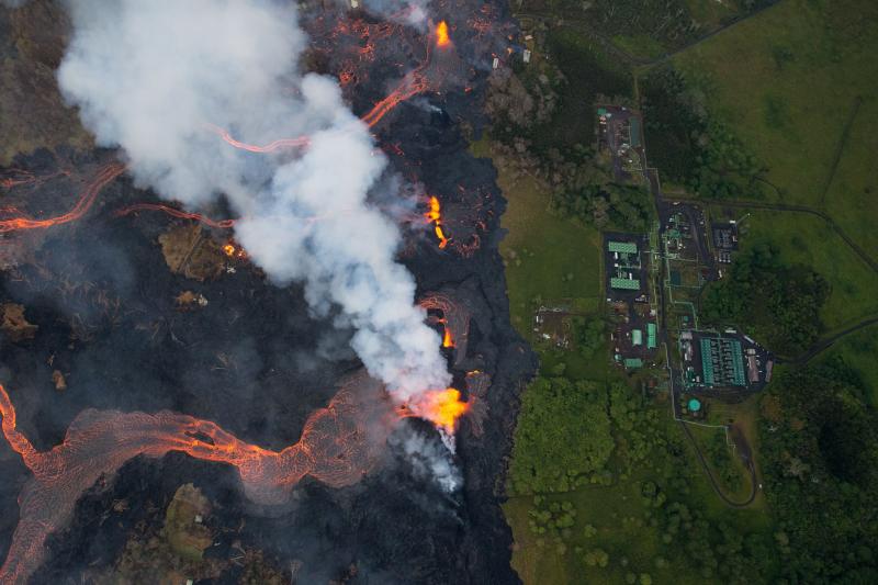Un nuevo flujo de lava se dirige hacia una planta geotérmica tras destruir uno de sus almacenes