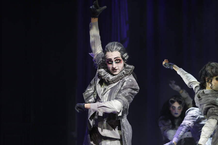 Lleno total en el Teatro Jovellanos en el estreno del musical de la Familia Addams. La puesta en escena de esta peculiar familia podrá disfutarse hasta el domingo.