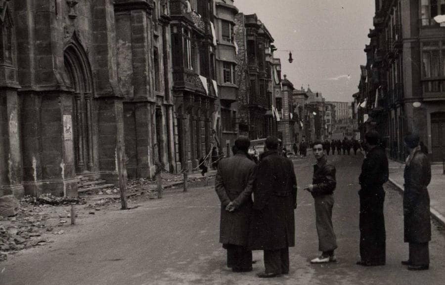 La Biblioteca Nacional de España continúa digitalizando su archivo fotográfico de la Guerra Civil: de las más de 44 000 imágenes que ilustran la narrativa bélica de ambos bandos de la contienda, 11 000 acaban de hacerse públicas. De ellas, muchas son asturianas. El cuartel de Simancas de Gijón tras el asedio, los combates en las trincheras de Oviedo o escenas de la vida cotidiana durante el conflicto son parte de los contenidos. 