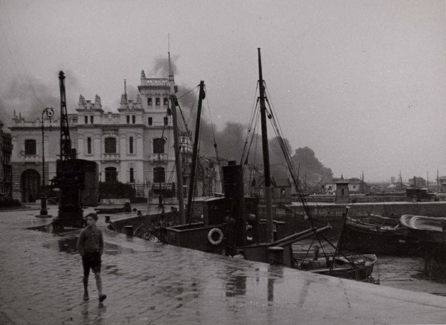 La Biblioteca Nacional de España continúa digitalizando su archivo fotográfico de la Guerra Civil: de las más de 44 000 imágenes que ilustran la narrativa bélica de ambos bandos de la contienda, 11 000 acaban de hacerse públicas. De ellas, muchas son asturianas. El cuartel de Simancas de Gijón tras el asedio, los combates en las trincheras de Oviedo o escenas de la vida cotidiana durante el conflicto son parte de los contenidos. 