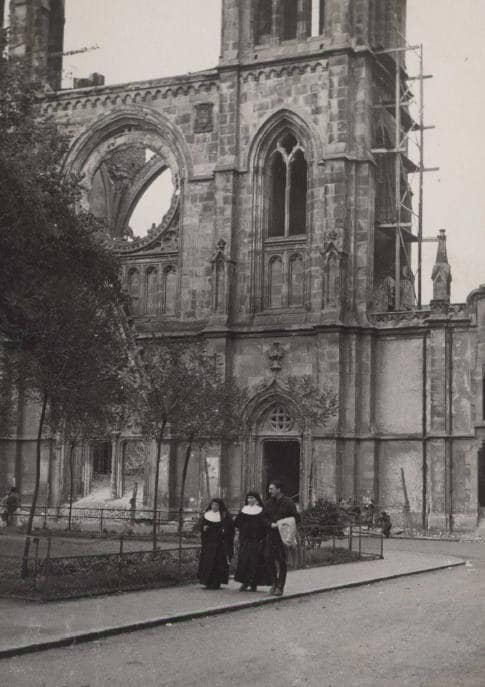 La Biblioteca Nacional de España continúa digitalizando su archivo fotográfico de la Guerra Civil: de las más de 44 000 imágenes que ilustran la narrativa bélica de ambos bandos de la contienda, 11 000 acaban de hacerse públicas. De ellas, muchas son asturianas. El cuartel de Simancas de Gijón tras el asedio, los combates en las trincheras de Oviedo o escenas de la vida cotidiana durante el conflicto son parte de los contenidos. 