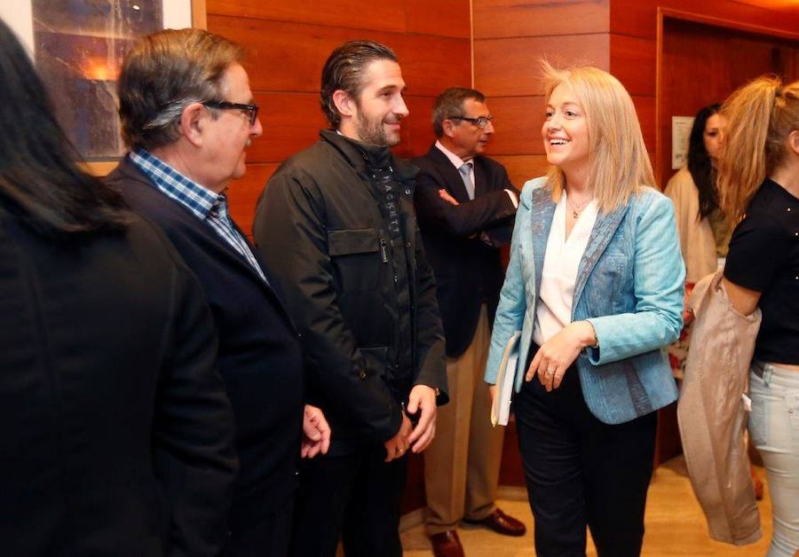 La presidenta de Foro, Cristina Coto, ha presentado su libro 'En voz alta', una recopilación de artículos e intervenciones parlamentarias con los que defiende la necesidad de reivindicar «en voz alta» una alternativa de «cambio reformista» para Asturias. Coto ha estado arropada por amigos y compañeros de partido como Francisco Álvarez-Cascos, Pedro Leal y Carmen Moriyón.