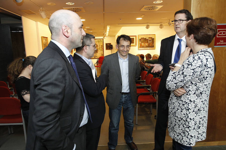 El director adjunto de EL COMERCIO, Ángel González, ha presentado 'El Petromocho', un libro en el que relata la investigación periodística que destapó el fraude de la petroquímica y provocó la caída del gobierno de Juan Luis Rodríguez-Vigil. El director del diario, Marcelino Gutiérrez, y los periodistas Marco Menéndez y Chema Fernández, que también llevaron a cabo la investigación se encontraban entre los asistentes al acto. 