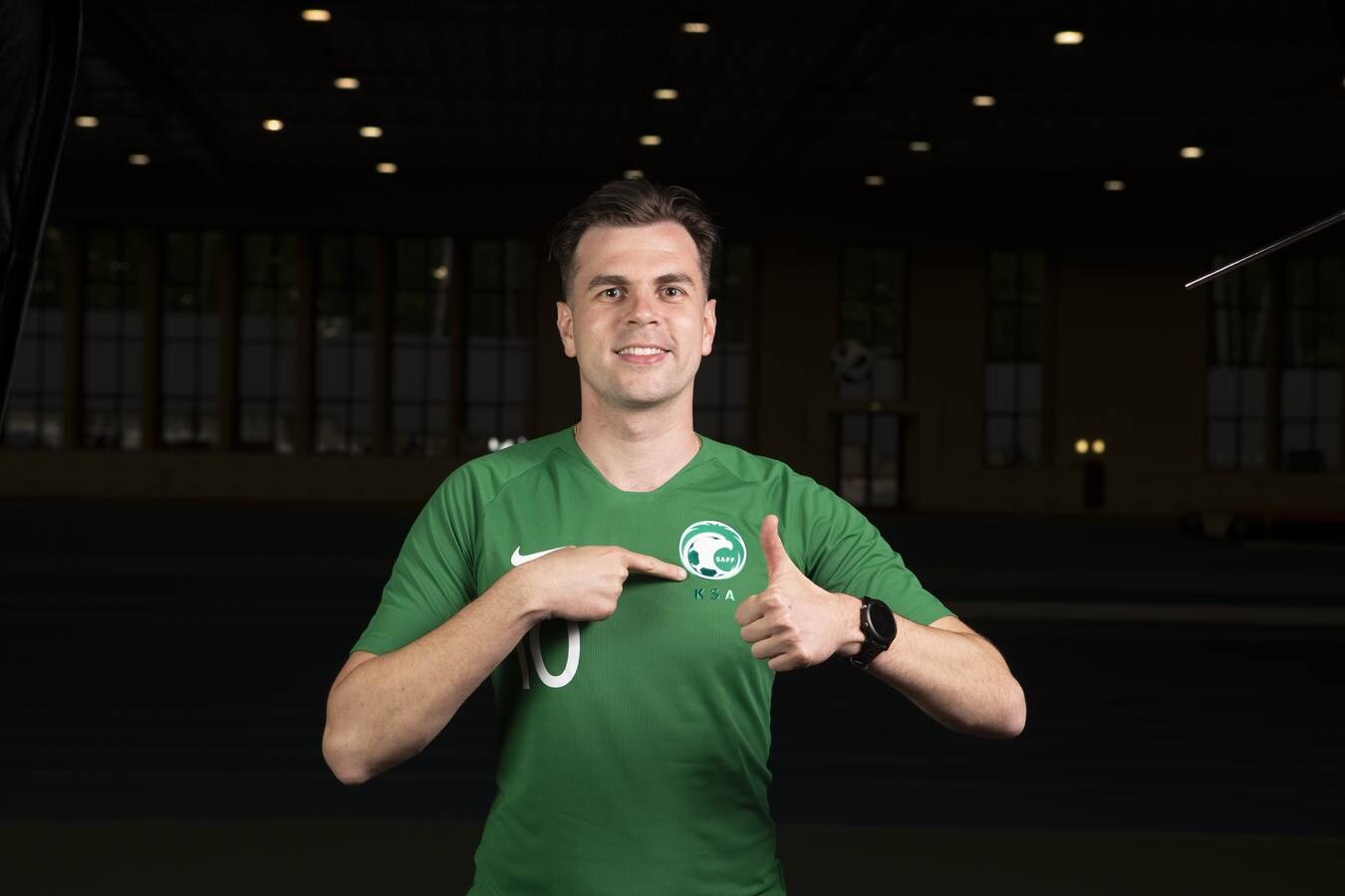 El team manager Evgeny Savin, con la camiseta de Arabia Saudí. 