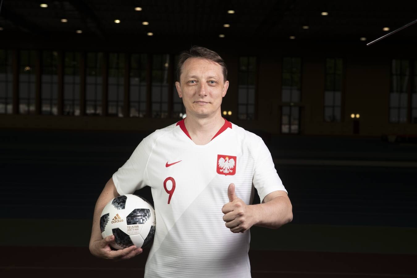 El jefe de prensa de Rusia, Igor Vladimirov, con la camiseta de Polonia.