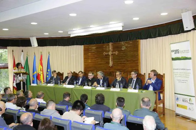 Fernando Lastra, tercero por la derecha, en la inauguración del XX Congreso Europarc-España celebrado en Covadonga. 