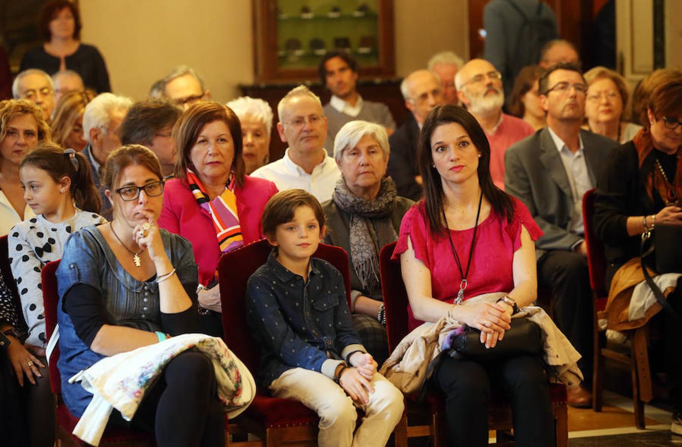 Su viuda ha recogido la distinción a título póstumo de manos del alcalde de la ciudad cumpliendo así un «sueño» del poeta