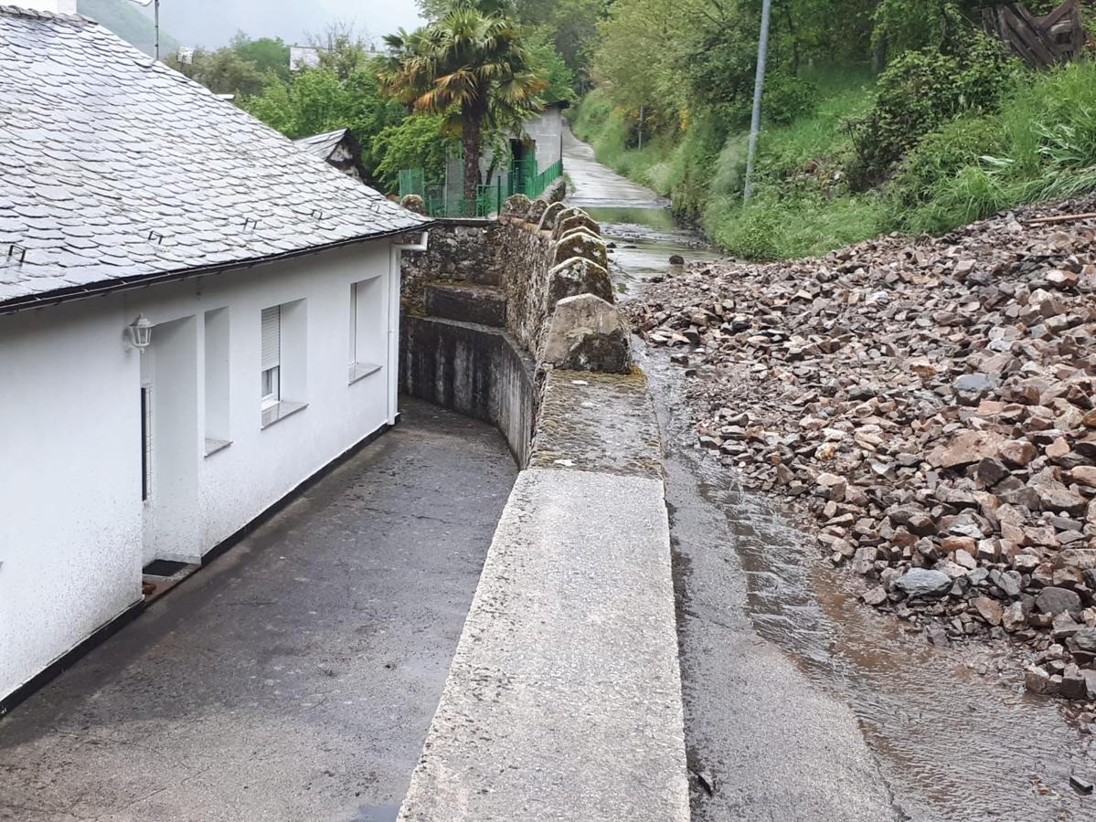 Los vecinos de la localidad del Occidente asturiano aseguran que las tormentas han dejado «varios desprendimientos.