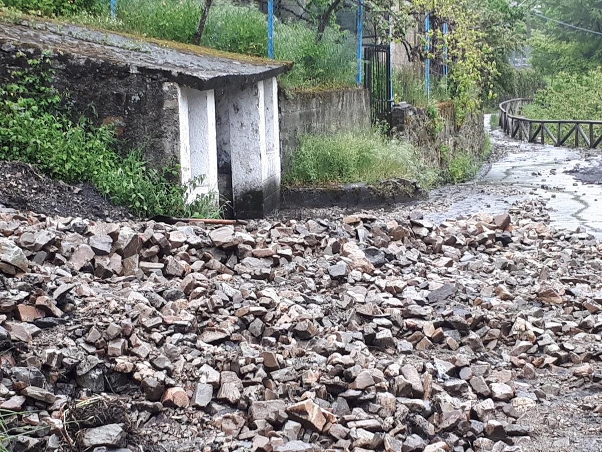 Los vecinos de la localidad del Occidente asturiano aseguran que las tormentas han dejado «varios desprendimientos.