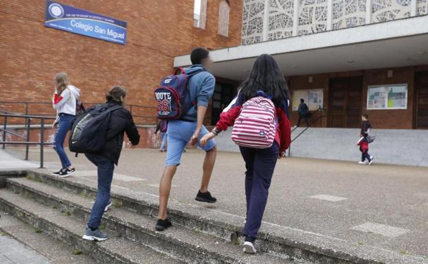 Varios estudiantes a la entrada del colegio San Miguel de Gijón.