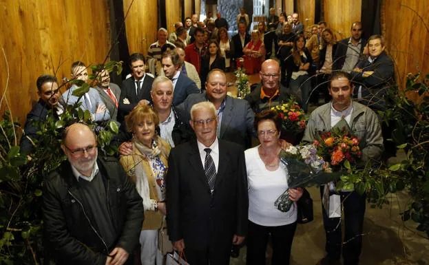 Samuel Trabanco, en el centro, tras los chigreros homenajeados. A la izquierda, en primer término, el director general de Desarrollo Rural, Jesús Casas. 