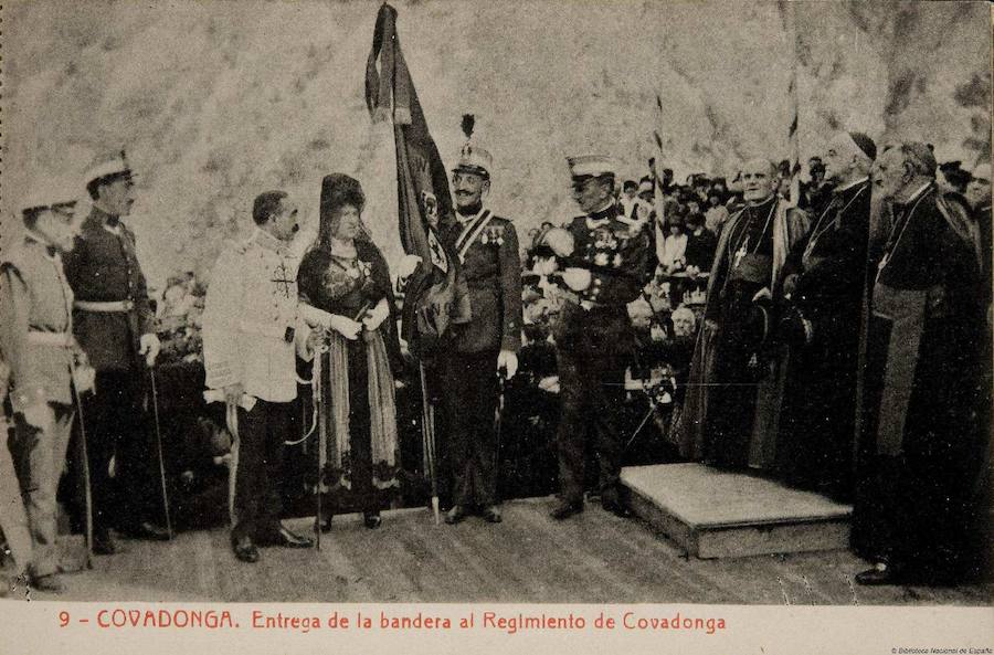 Entrega de la bandera al Regimiento de Covadonga.