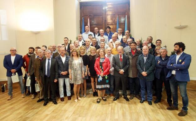 Responsables políticos y empleados del Ayuntamiento de Oviedo distinguidos.