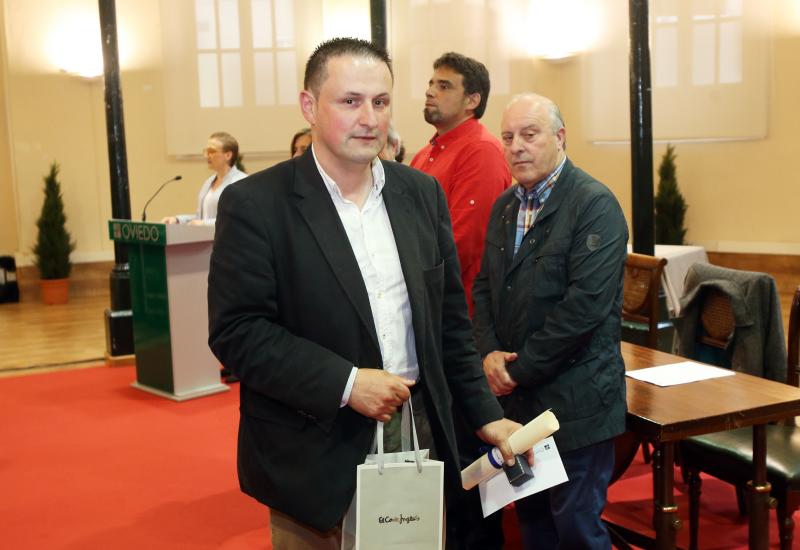 El alcalde de Oviedo, Wenceslao López, ha presidido el homenaje a los 58 funcionarios que este año se jubilan o cumplen 25 y 40 años de servicio en la administración local. El acto coincide con la festividad de Santa Rita, patrona de los empleados públicos.