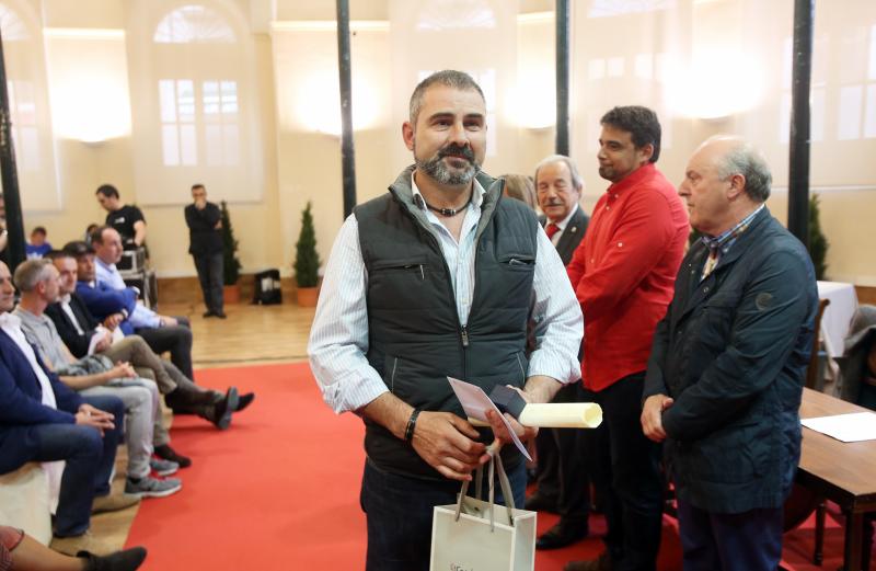 El alcalde de Oviedo, Wenceslao López, ha presidido el homenaje a los 58 funcionarios que este año se jubilan o cumplen 25 y 40 años de servicio en la administración local. El acto coincide con la festividad de Santa Rita, patrona de los empleados públicos.