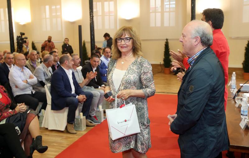 El alcalde de Oviedo, Wenceslao López, ha presidido el homenaje a los 58 funcionarios que este año se jubilan o cumplen 25 y 40 años de servicio en la administración local. El acto coincide con la festividad de Santa Rita, patrona de los empleados públicos.