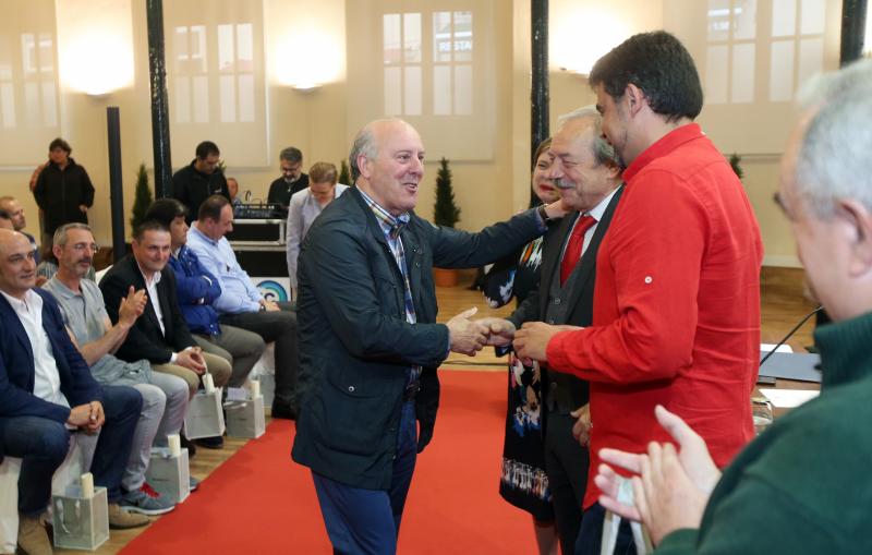 El alcalde de Oviedo, Wenceslao López, ha presidido el homenaje a los 58 funcionarios que este año se jubilan o cumplen 25 y 40 años de servicio en la administración local. El acto coincide con la festividad de Santa Rita, patrona de los empleados públicos.