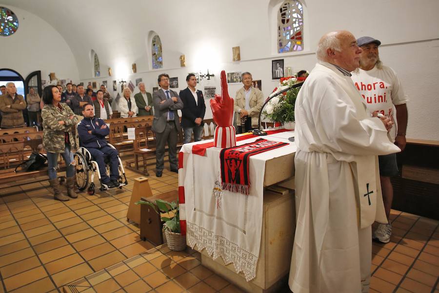 Un emotivo recuerdo a 'El Brujo' llenó de rojo y blanco la ermita gijonesa. 