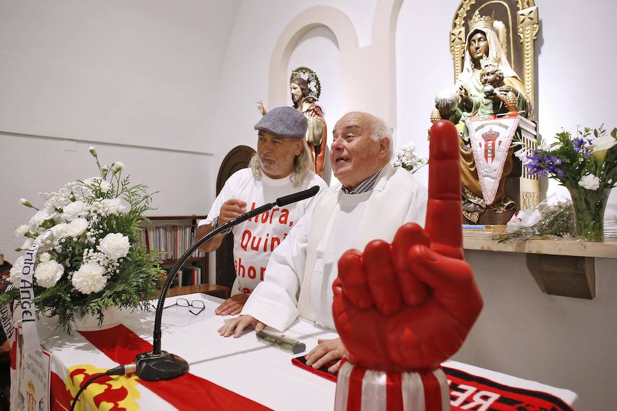 Un emotivo recuerdo a 'El Brujo' llenó de rojo y blanco la ermita gijonesa. 