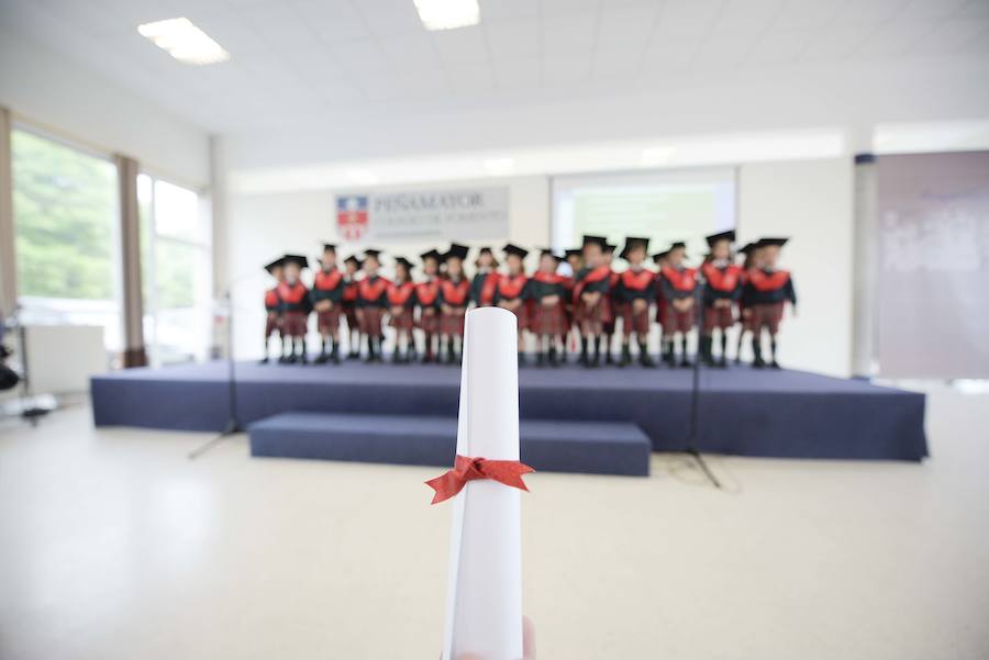 Los estudiantes más pequeños del colegio sierense han recibido este viernes sus bandas de graduados. 