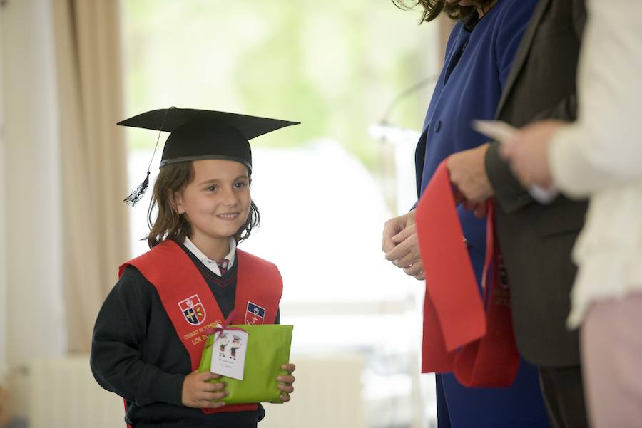 Los estudiantes más pequeños del colegio sierense han recibido este viernes sus bandas de graduados. 