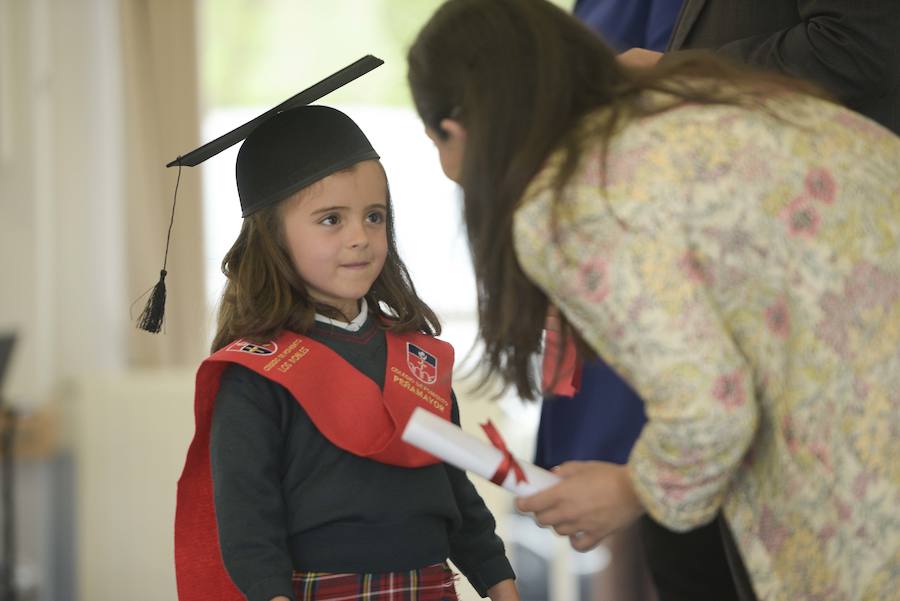 Los estudiantes más pequeños del colegio sierense han recibido este viernes sus bandas de graduados. 