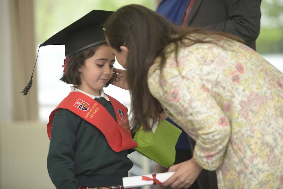 Los estudiantes más pequeños del colegio sierense han recibido este viernes sus bandas de graduados. 