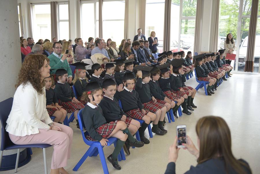 Los estudiantes más pequeños del colegio sierense han recibido este viernes sus bandas de graduados. 