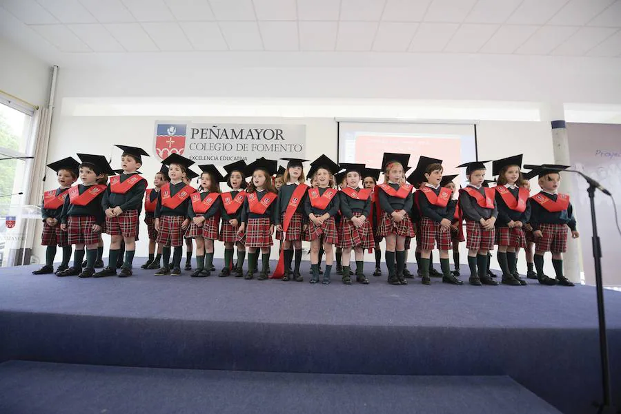 Los estudiantes más pequeños del colegio sierense han recibido este viernes sus bandas de graduados. 