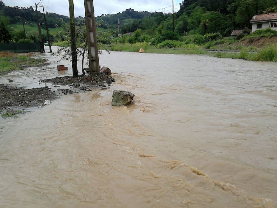 El Valle de Fontaciera, inundado por el desbordamiento del río Pinzales