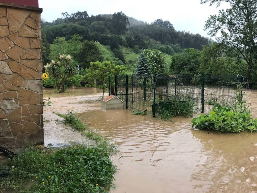 El Valle de Fontaciera, inundado por el desbordamiento del río Pinzales