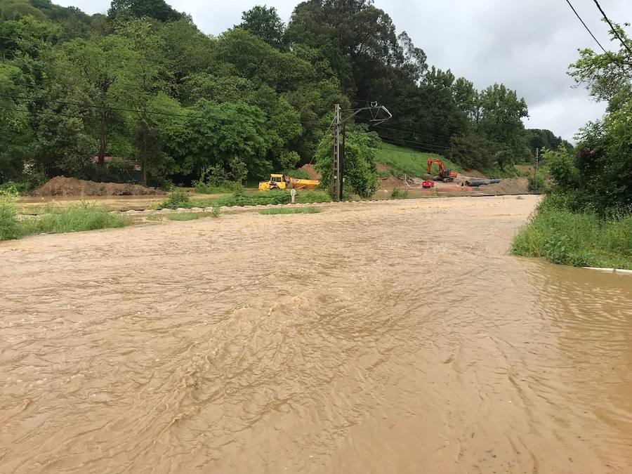 El Valle de Fontaciera, inundado por el desbordamiento del río Pinzales