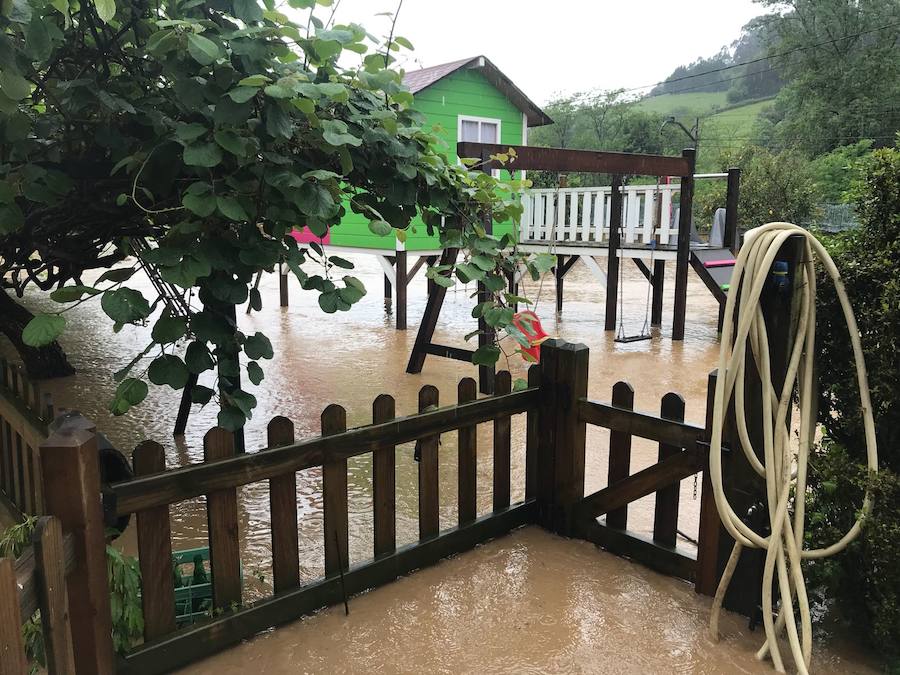 El Valle de Fontaciera, inundado por el desbordamiento del río Pinzales