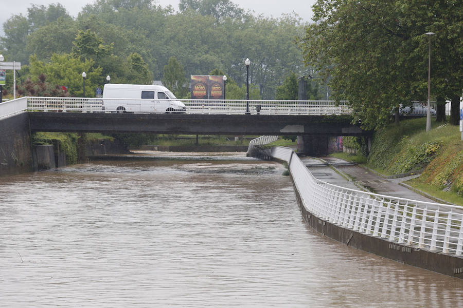 Las intensas lluvias han provocado inundaciones y argayos en varios puntos del centro de Asturias, sobre todo, en los concejos de Gijón y Villaviciosa. No obstante, en concejos como Langreo o Degaña también se han registrado desperfectos.