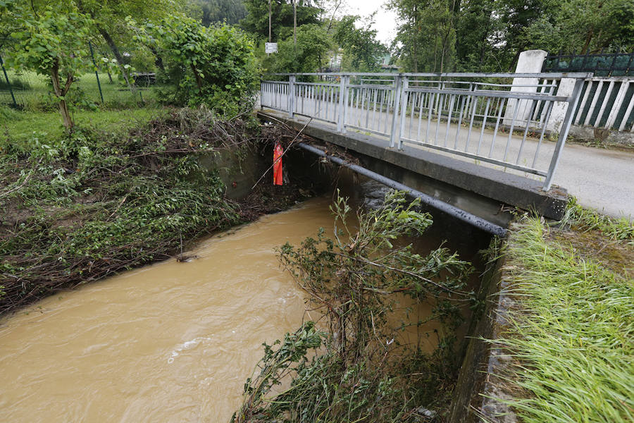 Las intensas lluvias han provocado inundaciones y argayos en varios puntos del centro de Asturias, sobre todo, en los concejos de Gijón y Villaviciosa. No obstante, en concejos como Langreo o Degaña también se han registrado desperfectos.