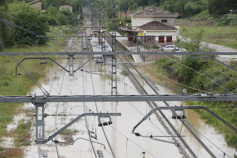 Las intensas lluvias han provocado inundaciones y argayos en varios puntos del centro de Asturias, sobre todo, en los concejos de Gijón y Villaviciosa. No obstante, en concejos como Langreo o Degaña también se han registrado desperfectos.