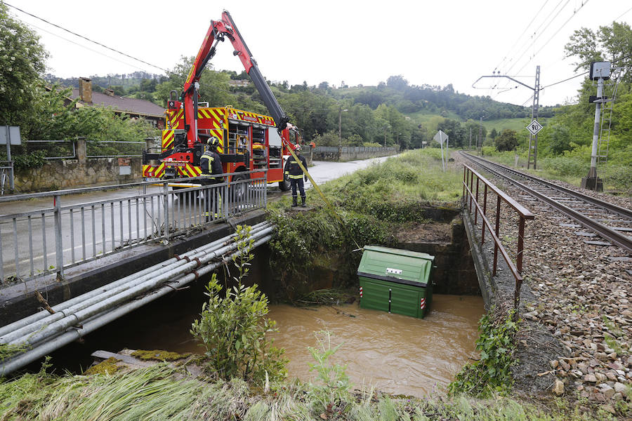 Las intensas lluvias han provocado inundaciones y argayos en varios puntos del centro de Asturias, sobre todo, en los concejos de Gijón y Villaviciosa. No obstante, en concejos como Langreo o Degaña también se han registrado desperfectos.