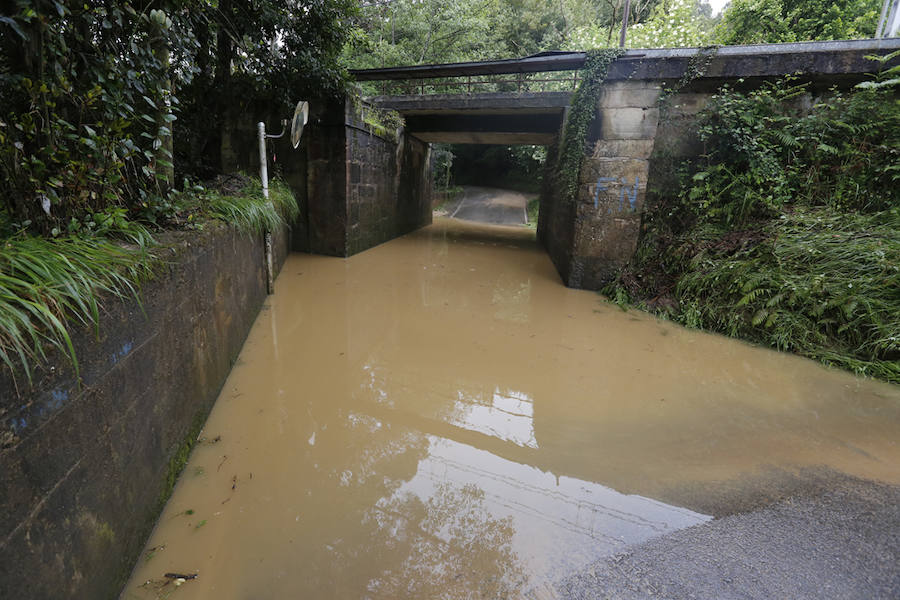 Las intensas lluvias han provocado inundaciones y argayos en varios puntos del centro de Asturias, sobre todo, en los concejos de Gijón y Villaviciosa. No obstante, en concejos como Langreo o Degaña también se han registrado desperfectos.