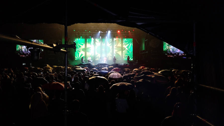 La lluvia complica la primera jornada de la cita en La Morgal y obliga a retrasar la actuación de la banda liderada por Willy Bárcenas