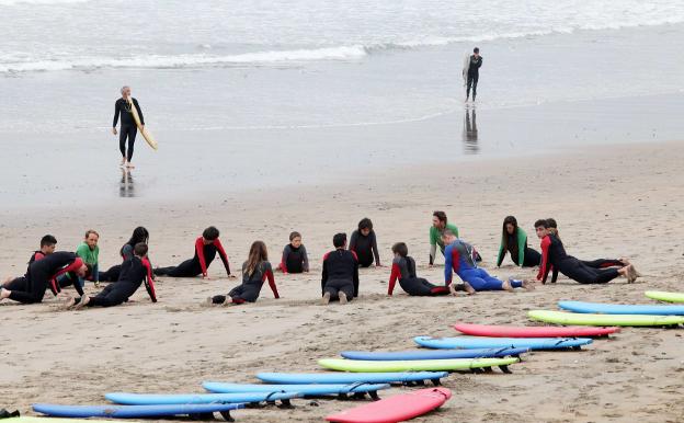 Clase de surf en la playa de Salinas. 