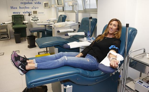 La regatista olímpica Ángela Pumariega, durante la donación. 