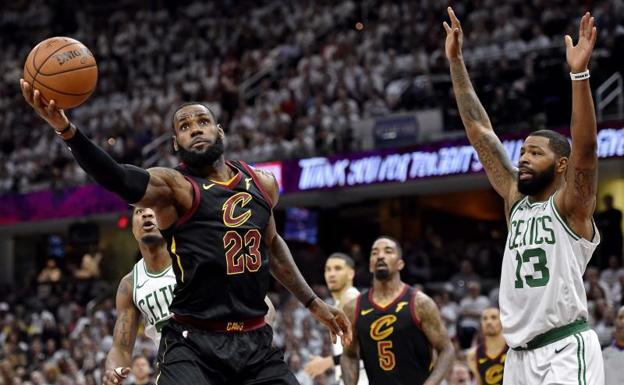 LeBron James durante el partido.