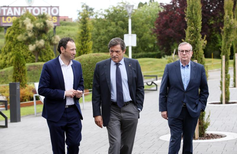 El presidente del Principado, Javier Fernández, el consejero de Presidencia, Guillermo Martínez, y el consejero de Sanidad, Francisco del Busto, han arropado a la familia del exconsejero de Sanidad Rafel Sariego, que ha fallecido a causa de un cáncer.