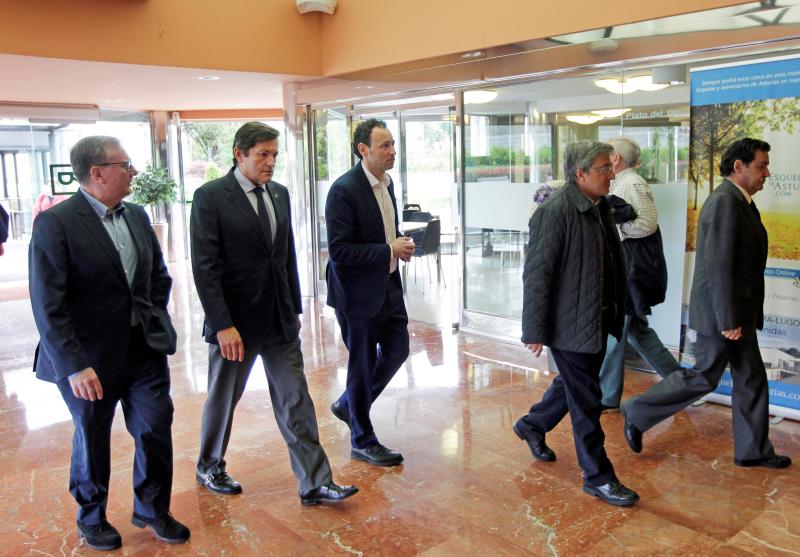 El presidente del Principado, Javier Fernández, el consejero de Presidencia, Guillermo Martínez, y el consejero de Sanidad, Francisco del Busto, han arropado a la familia del exconsejero de Sanidad Rafel Sariego, que ha fallecido a causa de un cáncer.