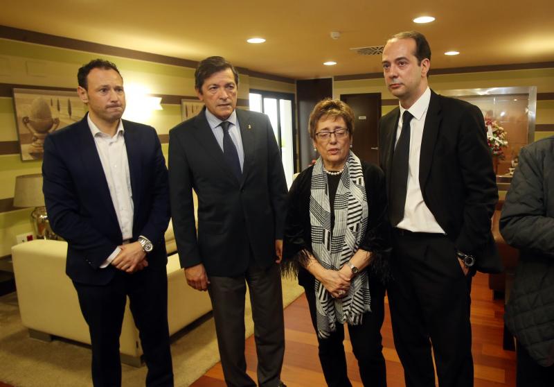 El presidente del Principado, Javier Fernández, el consejero de Presidencia, Guillermo Martínez, y el consejero de Sanidad, Francisco del Busto, han arropado a la familia del exconsejero de Sanidad Rafel Sariego, que ha fallecido a causa de un cáncer.